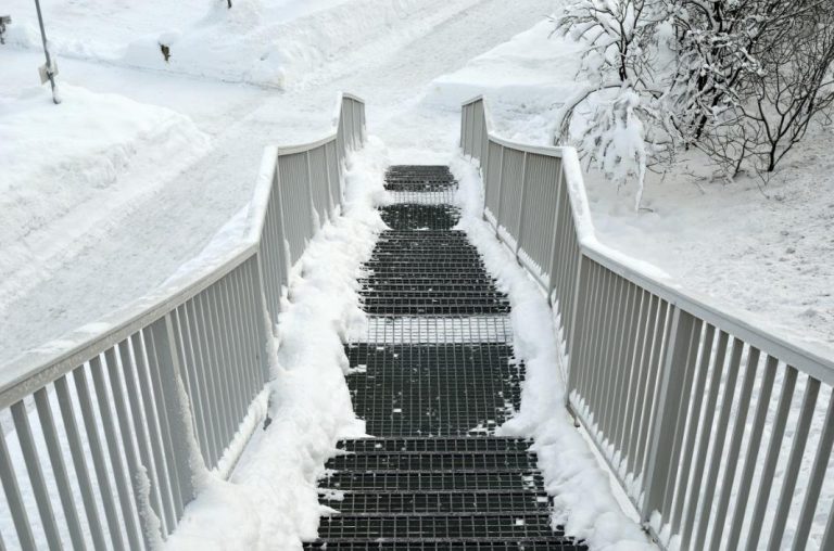 escalier metal hiver